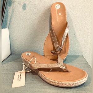 NEW Tommy Bahama Women Size 6.5 Gold Glitter Wedge Flip Flop Sandal Espadrille